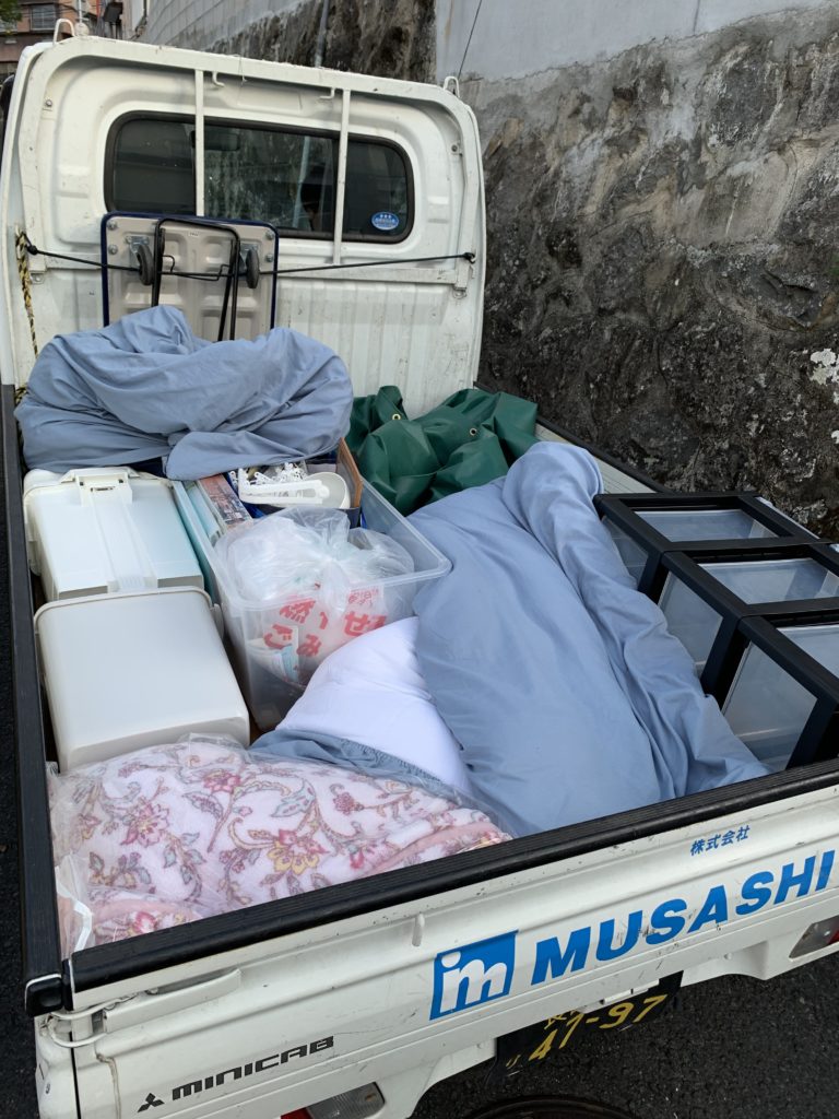 生活支援で出たゴミを、一般廃棄物として運び出している様子。